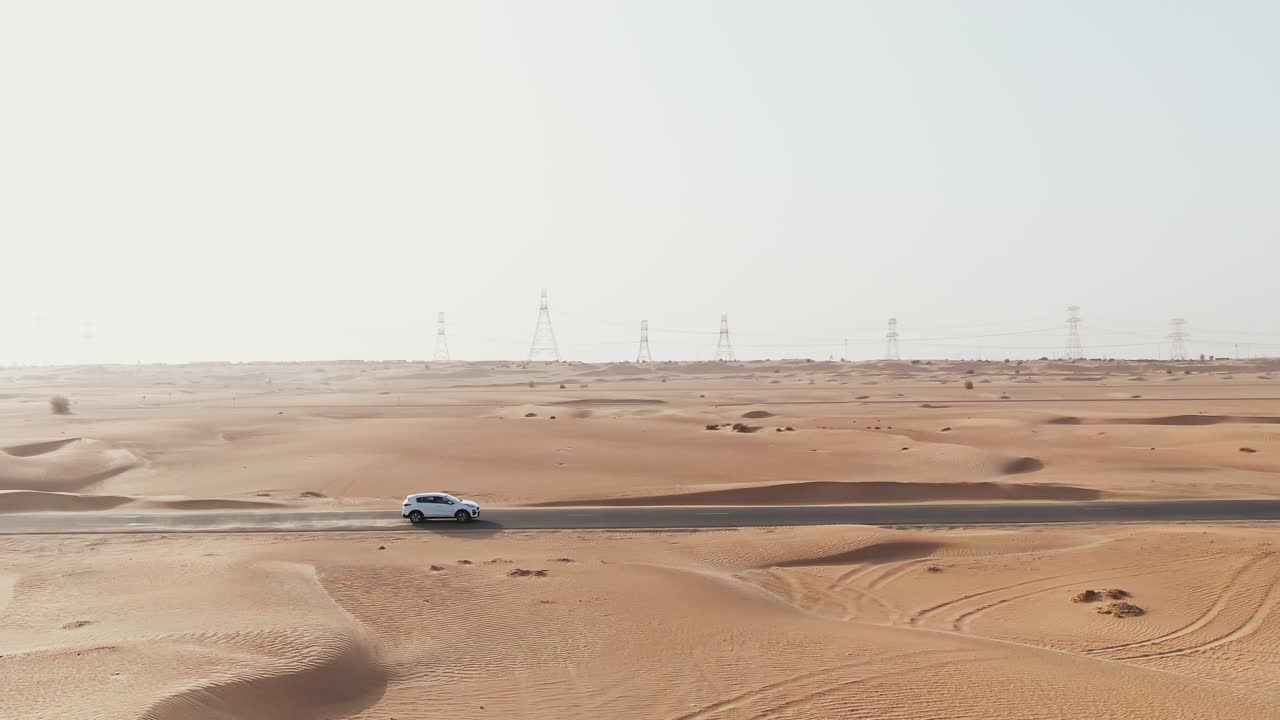coche blanco conduciendo a través del desierto