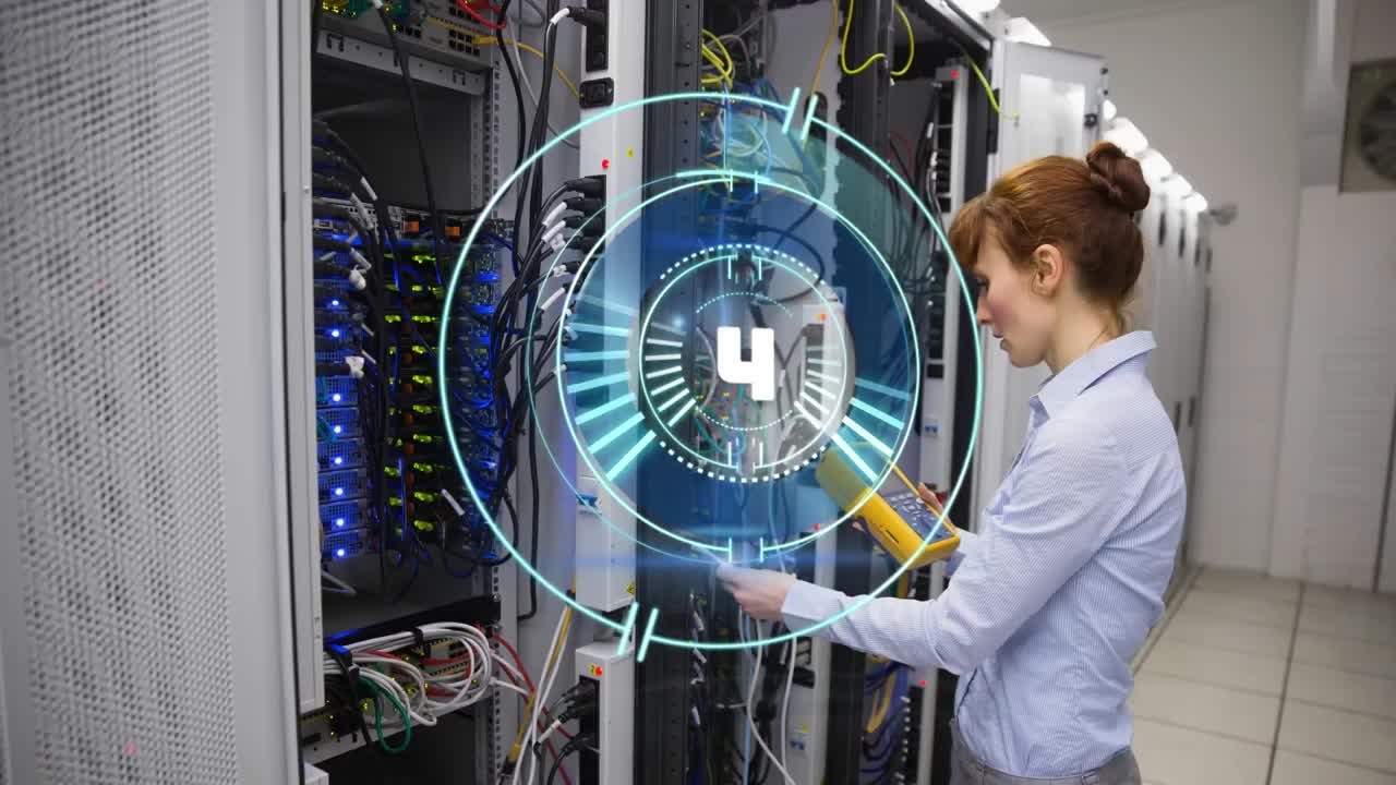 animación de escaneo de alcance sobre mujer caucásica en la sala de servidores
