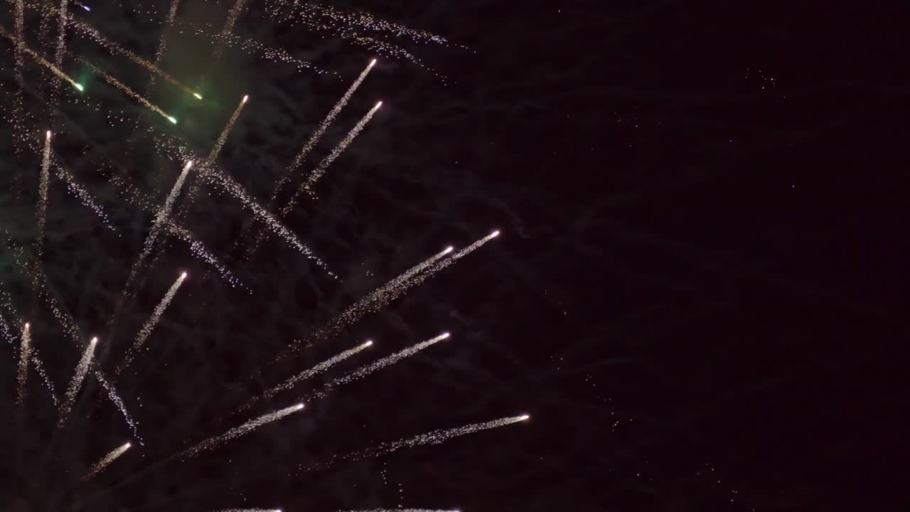 gran saludo de artillería festivo, fuegos artificiales en cámara lenta