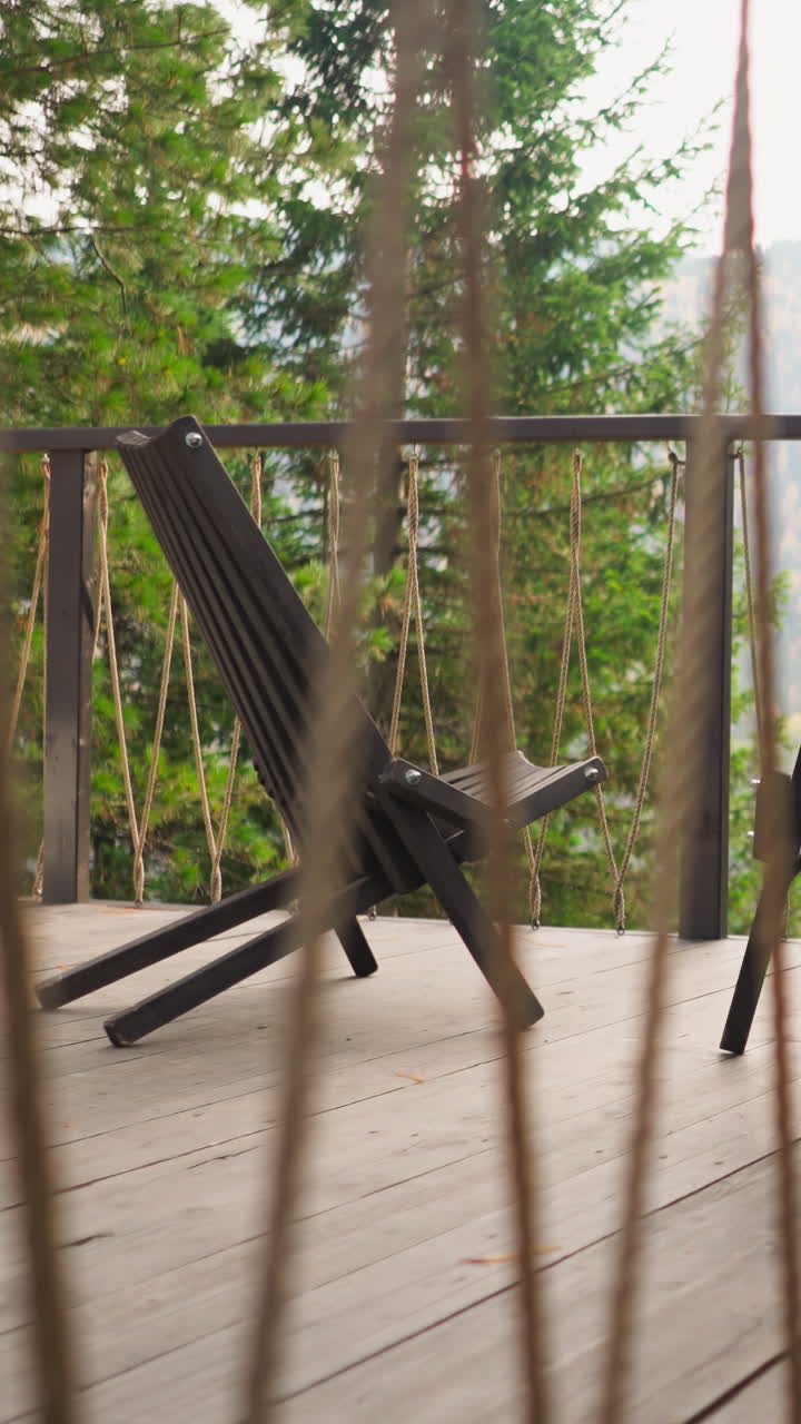 terraza con sillas de madera frente a la naturaleza de la caída. lugar con vistas al río y las montañas directamente desde el balcón de la cabaña. lugar perfecto para vacaciones familiares en el campo