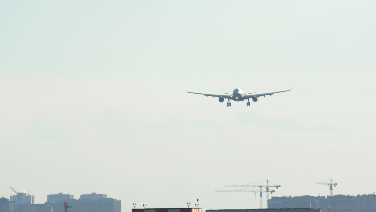 de aterrizaje de un avión en el aeropuerto