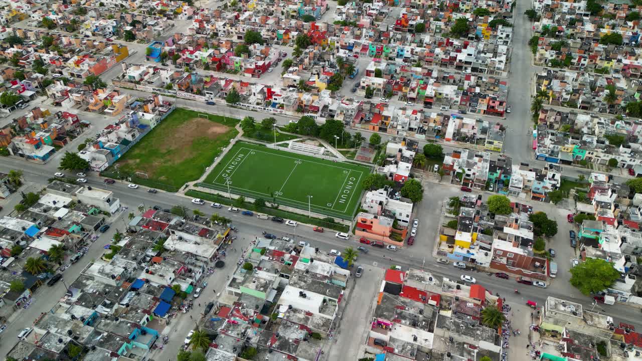 cancún paisaje urbano dinámico 4k imágenes de dji calles vibrantes que rodean el icónico campo de fútbol de cancún