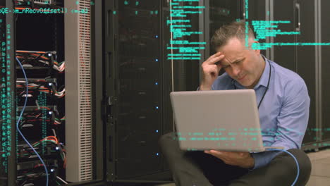animación del procesamiento de datos sobre un hombre caucásico usando una computadora portátil en la sala de servidores