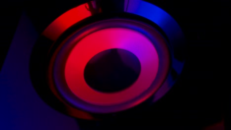un woofer de color vibrante. un gran altavoz. un gran woofer que cambia de color. concepto de instrumento musical. cerca. movimiento lento