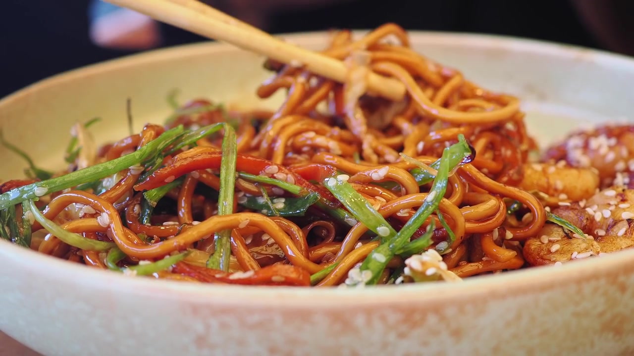 Close-up Mi Goreng yang Disajikan dengan Sumpit
