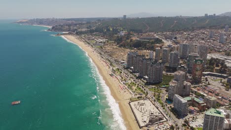 Vista-Aérea-De-Gran-ángulo-Con-Vistas-A-La-Playa-Blanca-Con-Apartamentos-En-Viña-Del-Mar