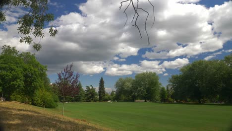 Wolkenlandschaft-über-Grünem-Rasen-Und-Bäumen-Im-Stadtpark