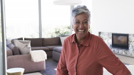 Mujer-Birracial-Con-Pelo-Corto-Gris,-Con-Una-Camisa-Roja,-Sonríe-Alegremente-Con-Espacio-Para-Copiar