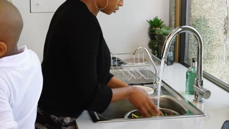 familia preparando comida en la cocina en el hogar 4k