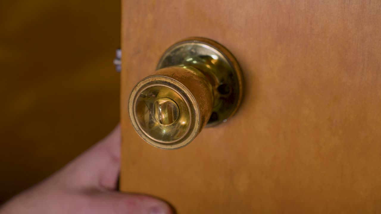 Svitare le viti da una vecchia maniglia in una cucina.
