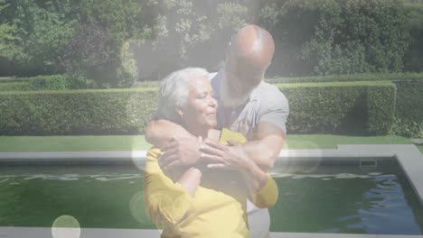 animación de manchas brillantes sobre una feliz pareja de ancianos afroamericanos acurrucándose