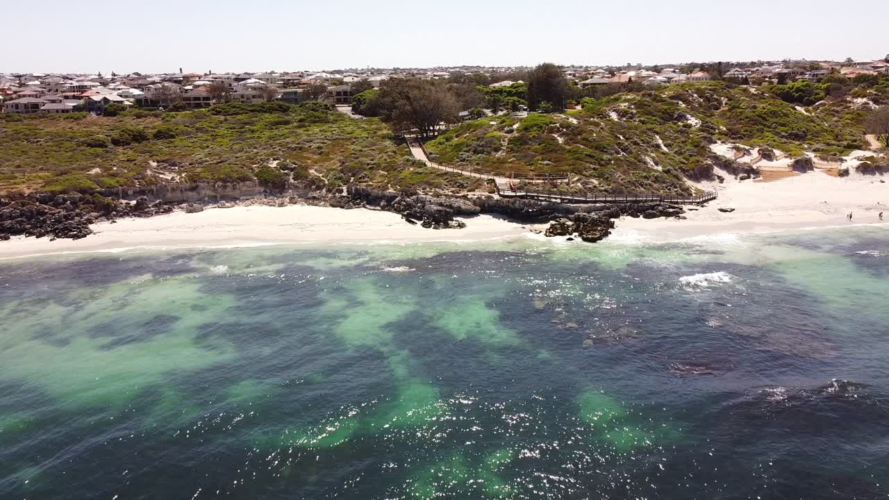 오스트레일리아 퍼스 의 해변 과 보드워크 오션 리프 의 공중 촬영