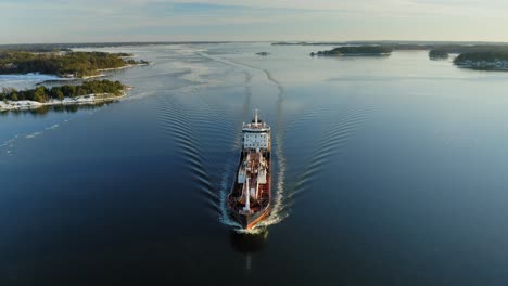 Öl--Und-Chemikalientanker,-Die-Im-Winterabend-In-Einem-Schmalen-Fahrwasser-Im-Finnischen-Schärengarten-Vorankommen