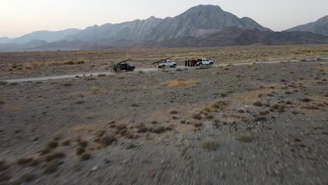 Tiro-Pov-Del-Desierto-De-Baluchistán-Con-Coche-Y-Jeep-Varados