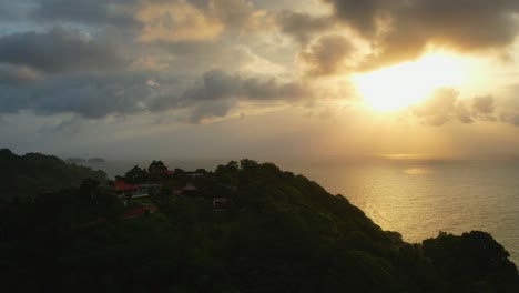 Vista-Desde-La-Cima-De-La-Montaña-Del-Atardecer-En-La-Jungla-En-Panamá