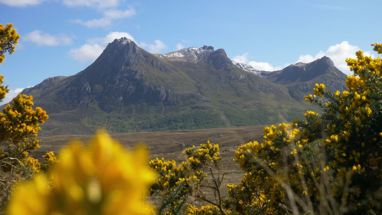 amplia toma de paisaje de la montaña ben leal en primavera