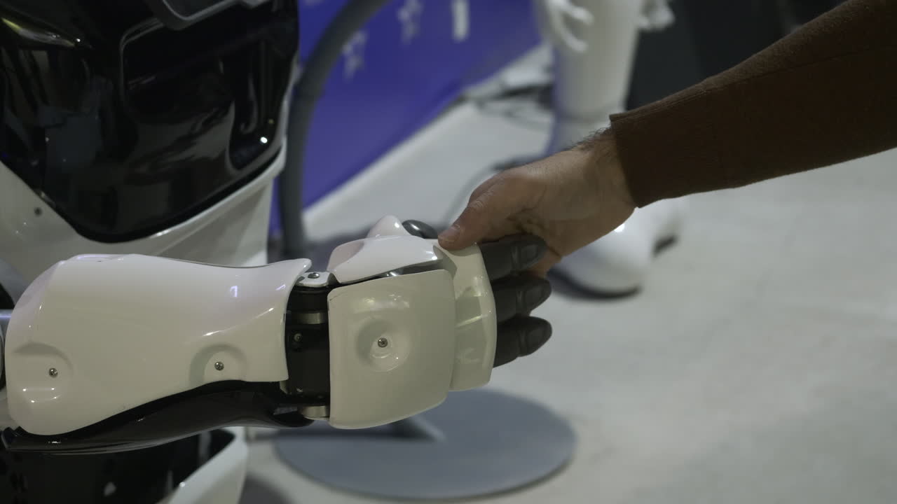 humano interactuando con un brazo robótico