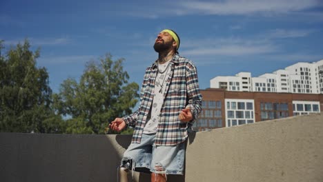 man with prosthetic leg enjoying the day in the city
