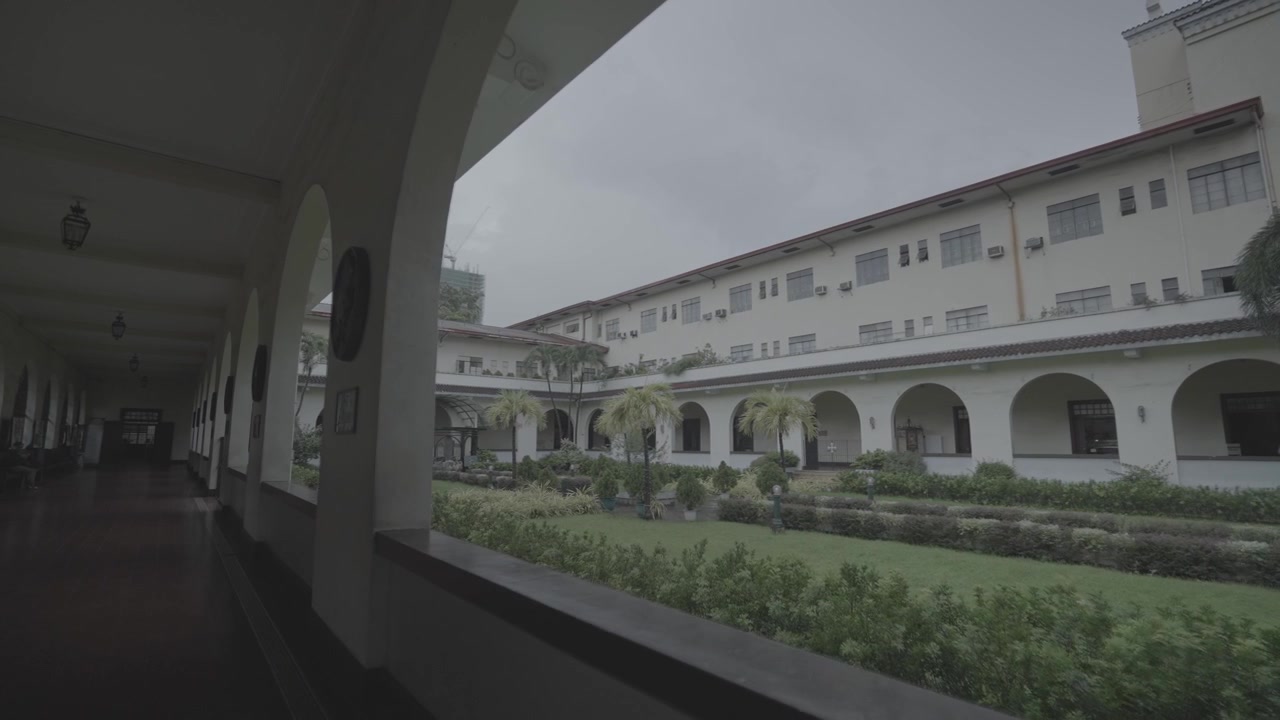 Ripresa fluida 4K S-Log del giardino e delle aree esterne della Chiesa di Sto. Domingo a Quezon City, Filippine, che mostra la vegetazione curata e i tranquilli dintorni della chiesa