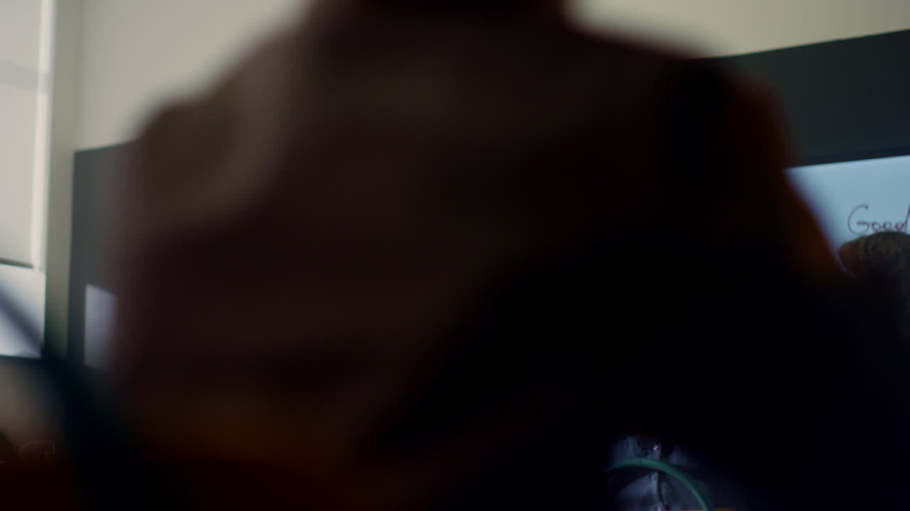 un escolar escribiendo en una pizarra digital interactiva. un maestro enseñando a los estudiantes