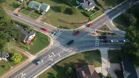 Coches-Que-Pasan-En-Una-Intersección