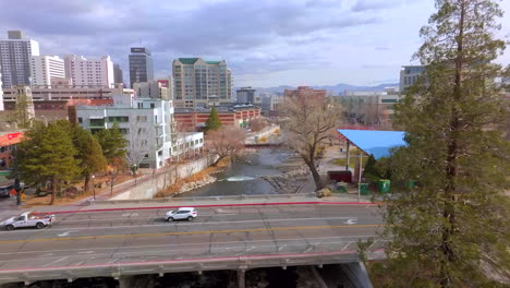 Alejarse-Del-Paso-Elevado-En-El-Centro-De-Reno-Y-Sobre-El-Río-Truckee-Y-El-Parque-Urbano-En-Un-Bonito-Día-De-Invierno-En-Nevada