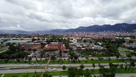 Sigue-Las-Sinuosas-Calles-A-Medida-Que-Atraviesan-El-Paisaje-Urbano