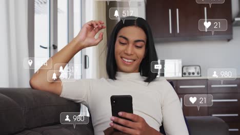 Animation-Von-Social-Media-Symbolen-Und-Zahlen-über-Einer-Biracial-Frau,-Die-Ihr-Smartphone-Nutzt