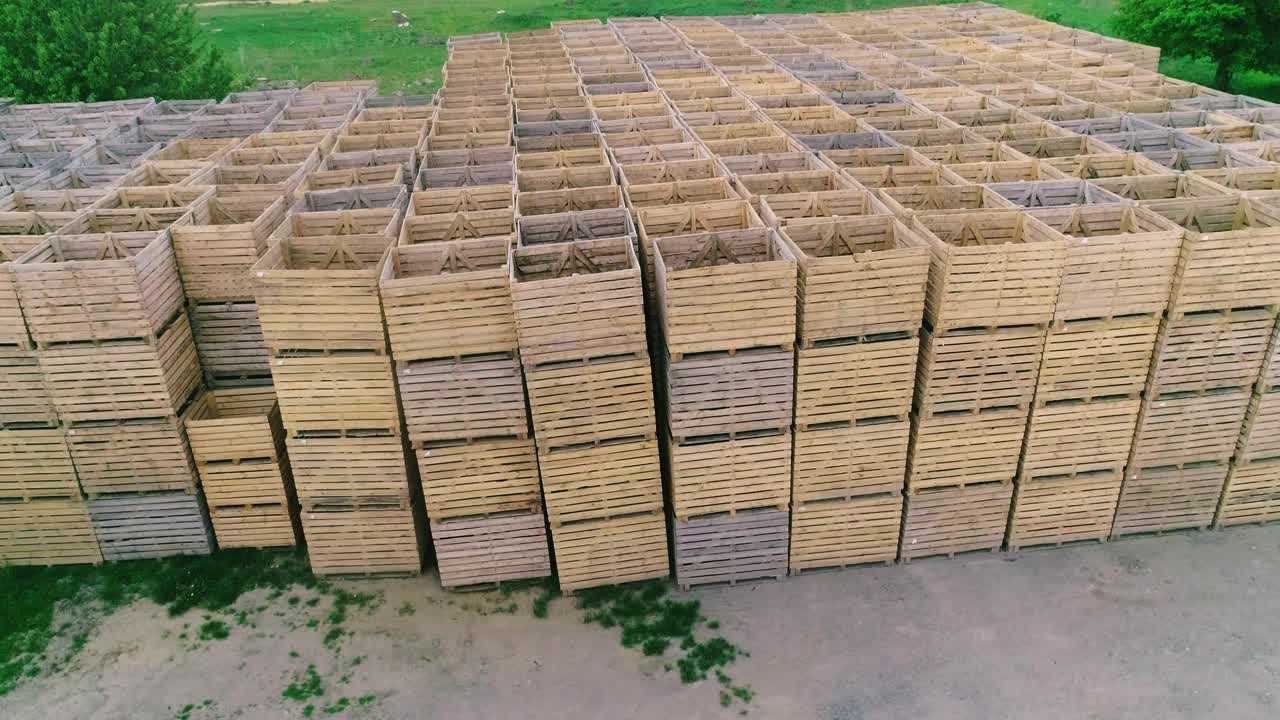 cajas de madera vacías plegadas en almacenes, cajas diseñadas para la cosecha de frutas y verduras