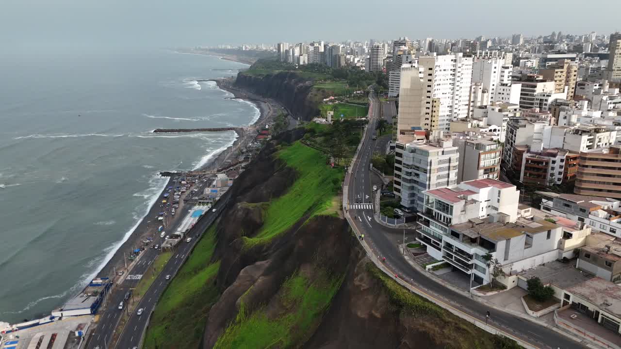 Rekaman drone udara pagi hari pemandangan kota Lima, ibu kota Peru di Amerika Selatan, termasuk tebing Miraflores Chorrillos Barranco Malecón de Miraflores