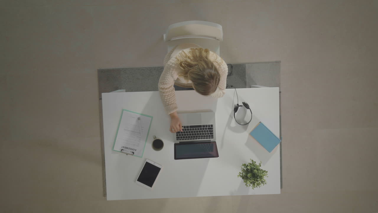 노트북을 사용하는 백인 여성