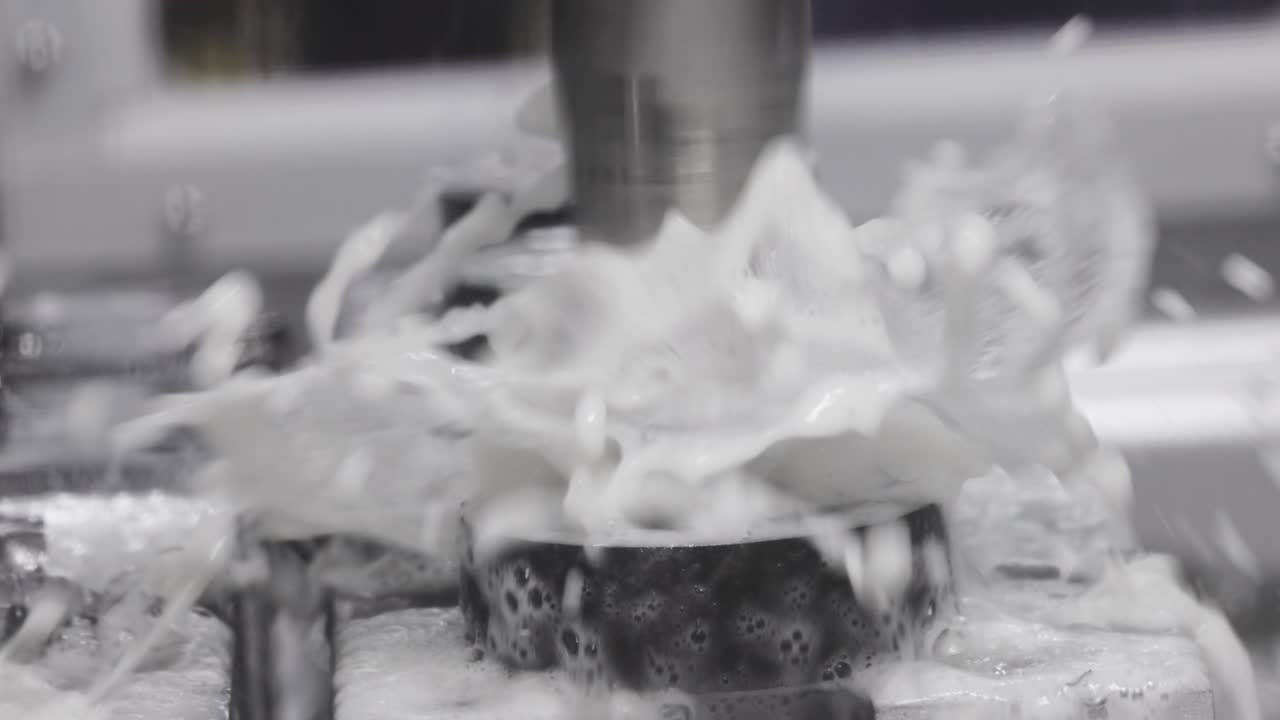 금속 가공 cnc 밀링 기계. 금속 절단 현대 가공 기술.