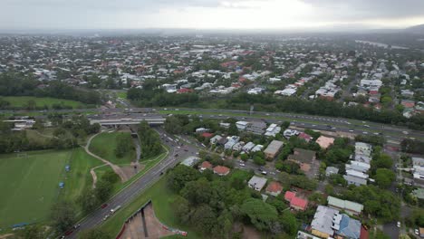 vista aerea del parco di ekibin a est nel sobborgo di greenslopes nel queensland, in australia