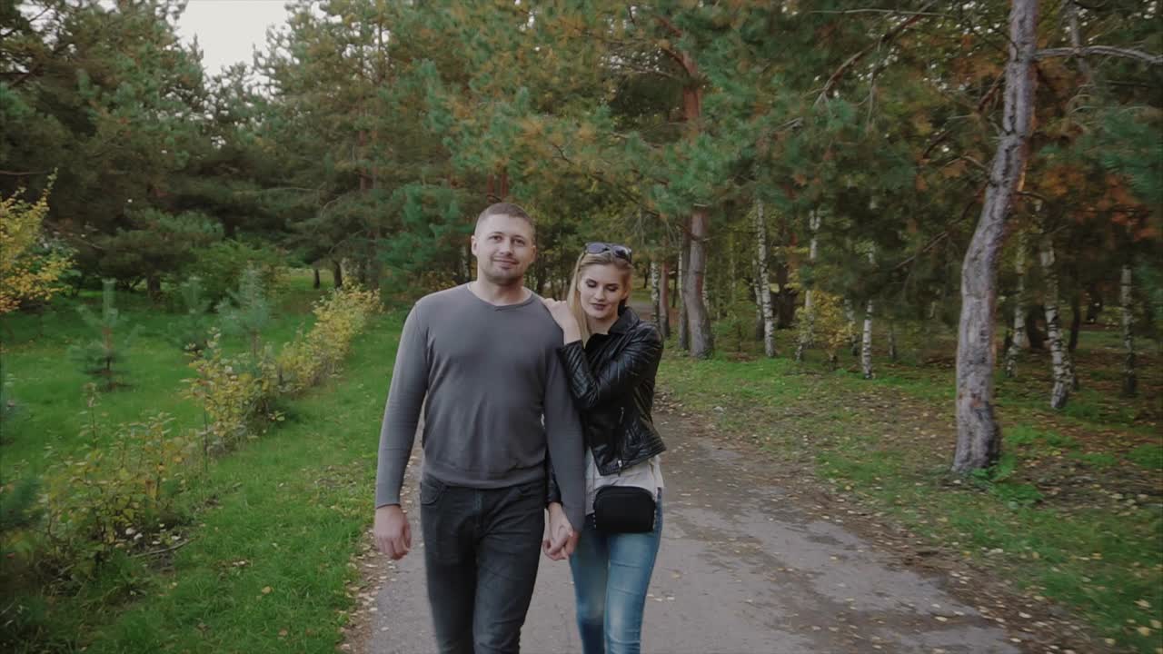 가을 공원에서 산책 하는 부부