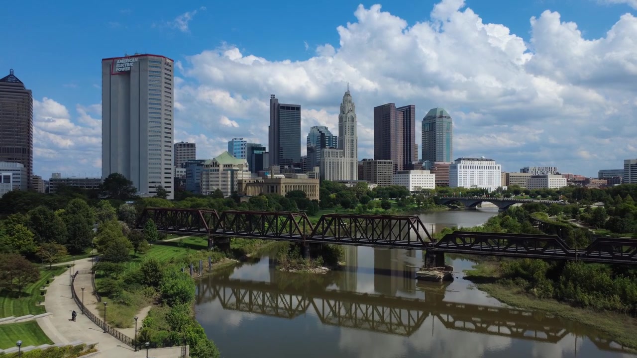 Ripresa con drone dello skyline di Columbus, Ohio, in una giornata di sole, che cattura la LeVeque Tower, il fiume Scioto e la Corte Suprema dell'Ohio