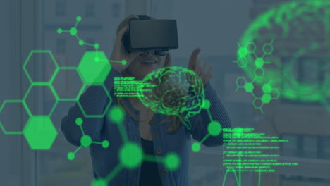 animación del procesamiento de datos sobre una mujer caucásica usando auriculares vr