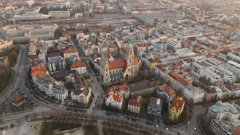 Antena-5k-Drone-Sobrevuela-La-Plaza-De-La-Catedral-De-San-Pablo-Y-Los-Edificios-Del-Centro-De-Munich,-Alemania