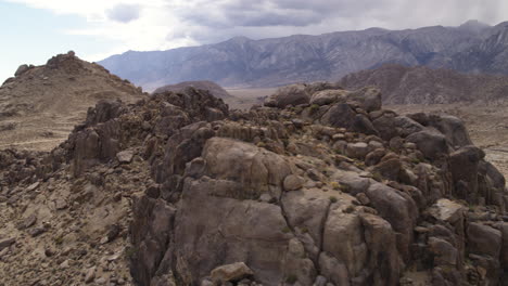 Nahaufnahme-Einer-Drohnenantenne-über-Den-Alabama-Hills-In-Kalifornien,-Im-Hintergrund-Die-Bergkette-Sierra-Nevada