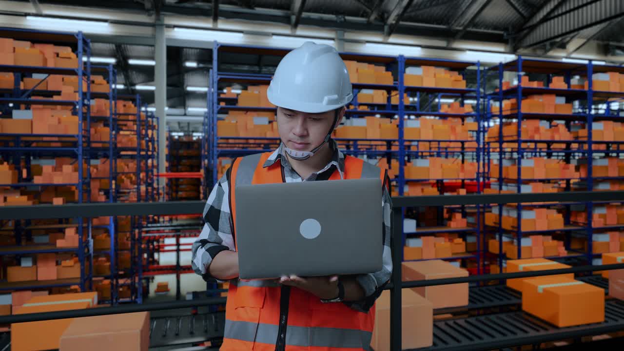 trabajador de almacén comprobando el inventario en la computadora portátil