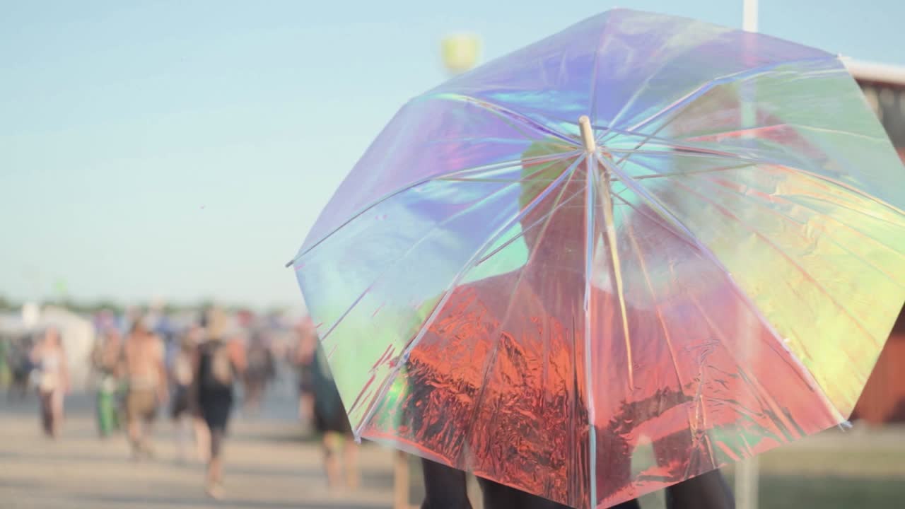 обратная сторона мужчины-африканца, идущего в откровенном наряде