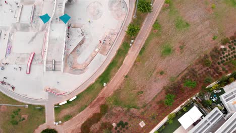 vista aérea del skatepark y el parque