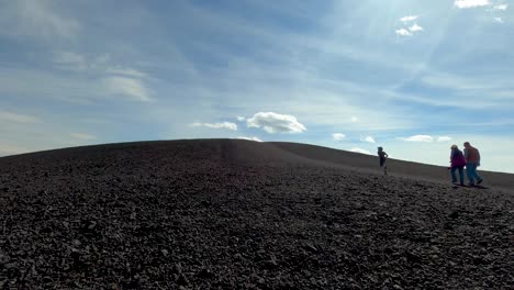 Lapso-De-Tiempo-Del-Cono-De-Ceniza-Gigante-En-El-Monumento-Nacional-De-Los-Cráteres-De-La-Luna-Frente-A-Un-Cielo-Azul-Ventoso-Y-Nubes-Ondulantes