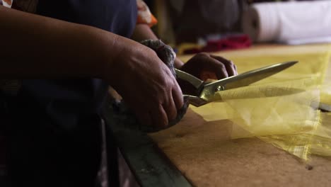 Mujer-De-Raza-Mixta-Trabajando-En-Una-Fábrica-De-Sombreros.