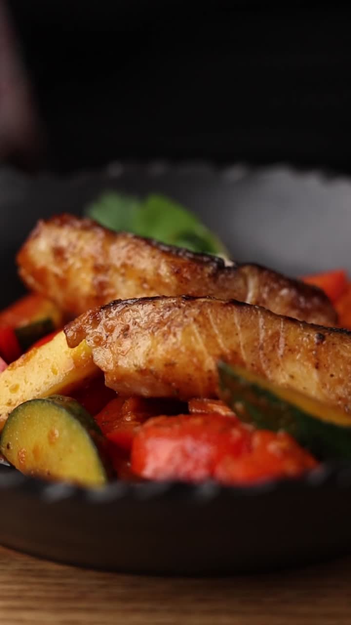 pescado a la parrilla con verduras asadas