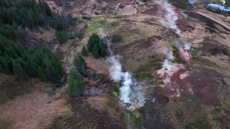 toma de drones de aguas termales humeantes junto a la ciudad de hveragerdi en el sur de islandia
