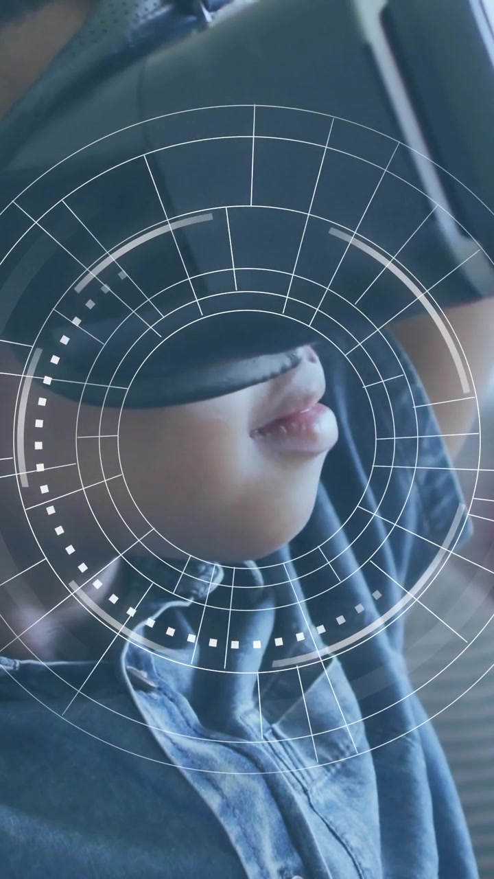 Vídeo vertical: Garota ajustando headset de VR no carro, com rastreamento HUD enquanto a câmera inclina, explorando a realidade virtual