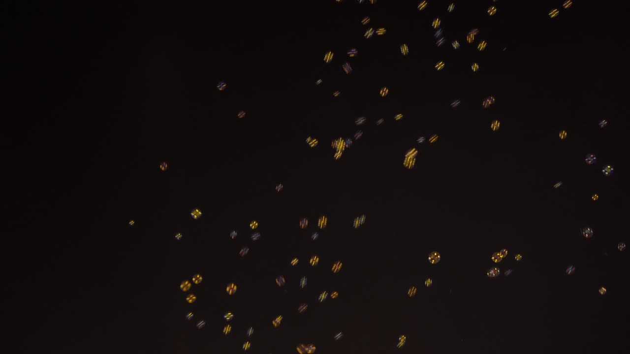 검은 바탕에 고립된 반사와 함께 투명한 비누 거품.