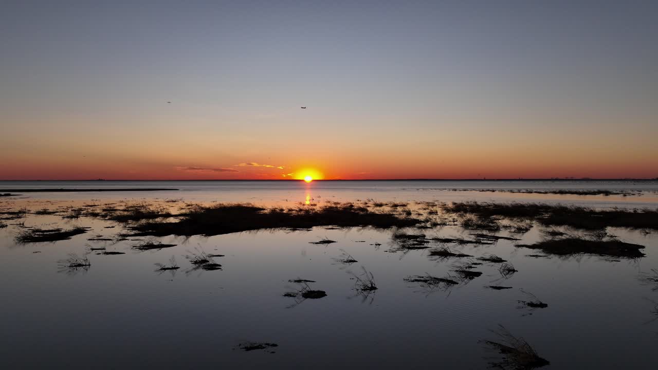 západ slunce nad alabamou poblíž mobile bay