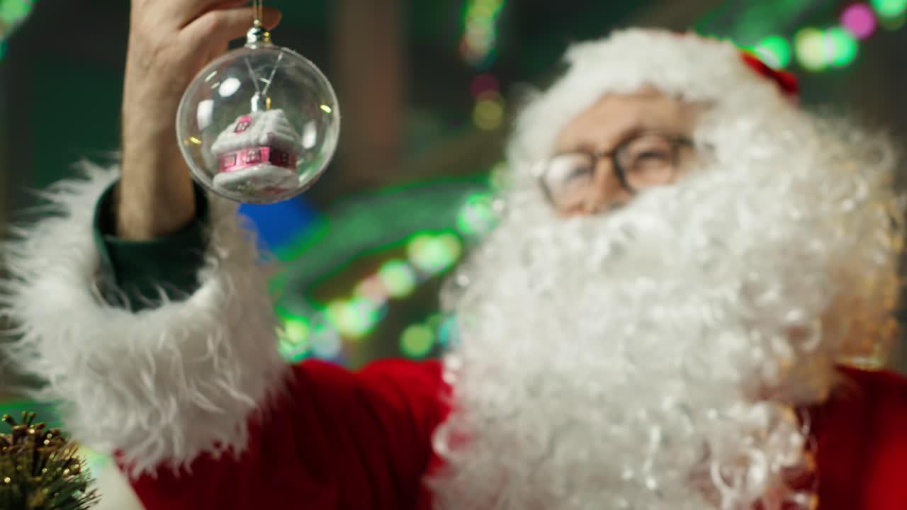 산타클로스가 크리스마스 장식을 꾸미고 있다