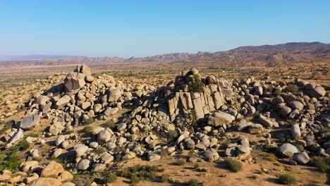 Weitwinkel-Drohnenaufnahme-Einiger-Felsen-Und-Felsbrocken-In-Socal